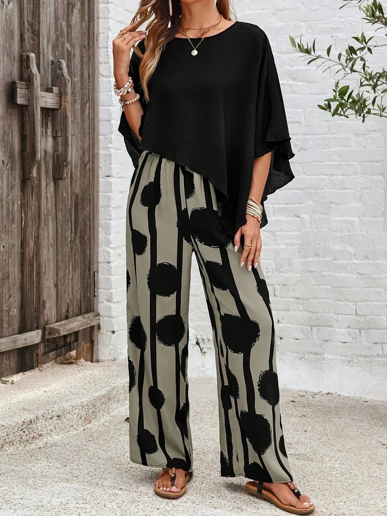 Elegantes Set aus Oberteil und Hose im asymmetrischen Schnitt – Produktansicht 3