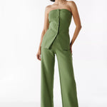 Elegantes Set aus Oberteil und Hose in ärmelloser Form – Produktansicht 3