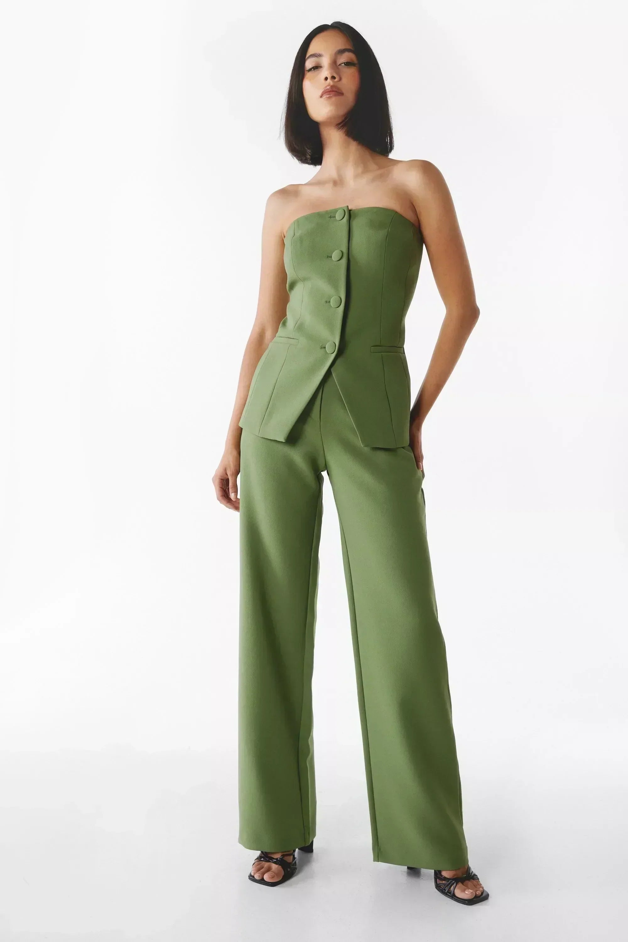 Elegantes Set aus Oberteil und Hose in ärmelloser Form – Produktansicht 3