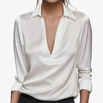 Elegante Satinbluse mit tiefem V-Ausschnitt – Produktansicht 4
