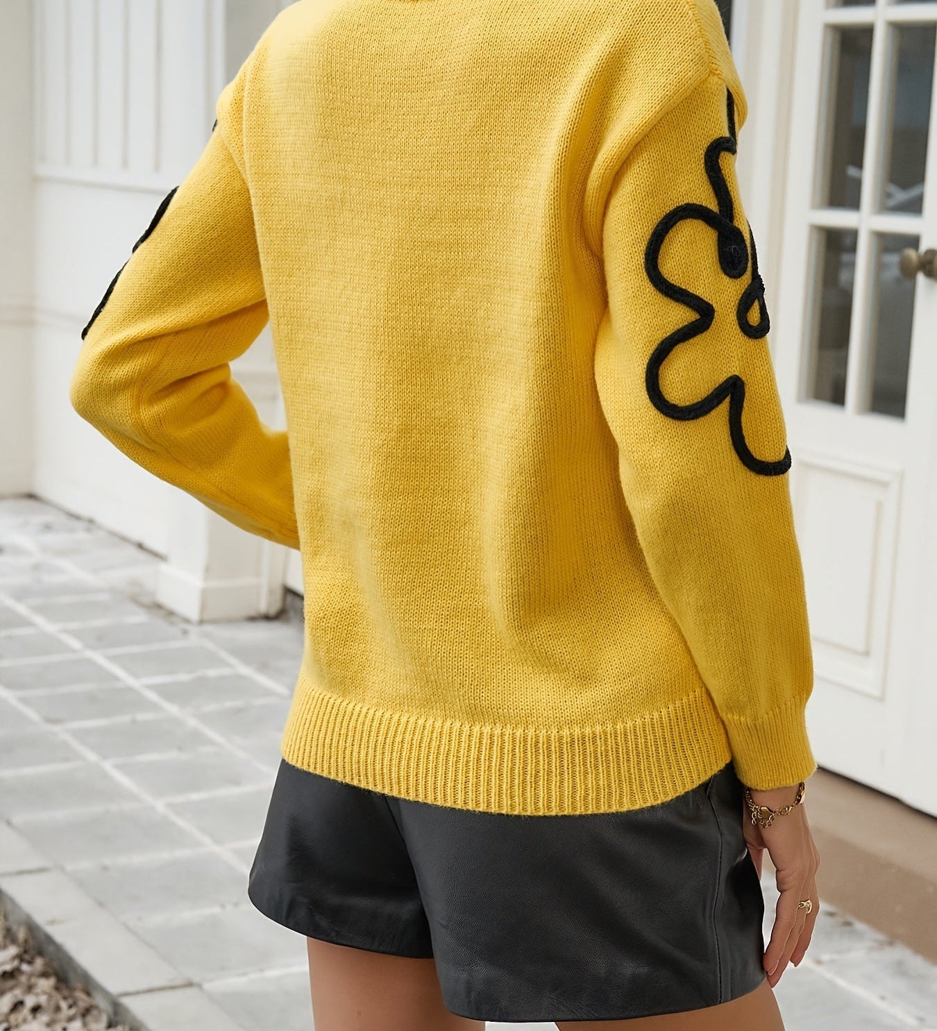Weicher Pullover mit zarter Blumenstickerei – Produktansicht 2