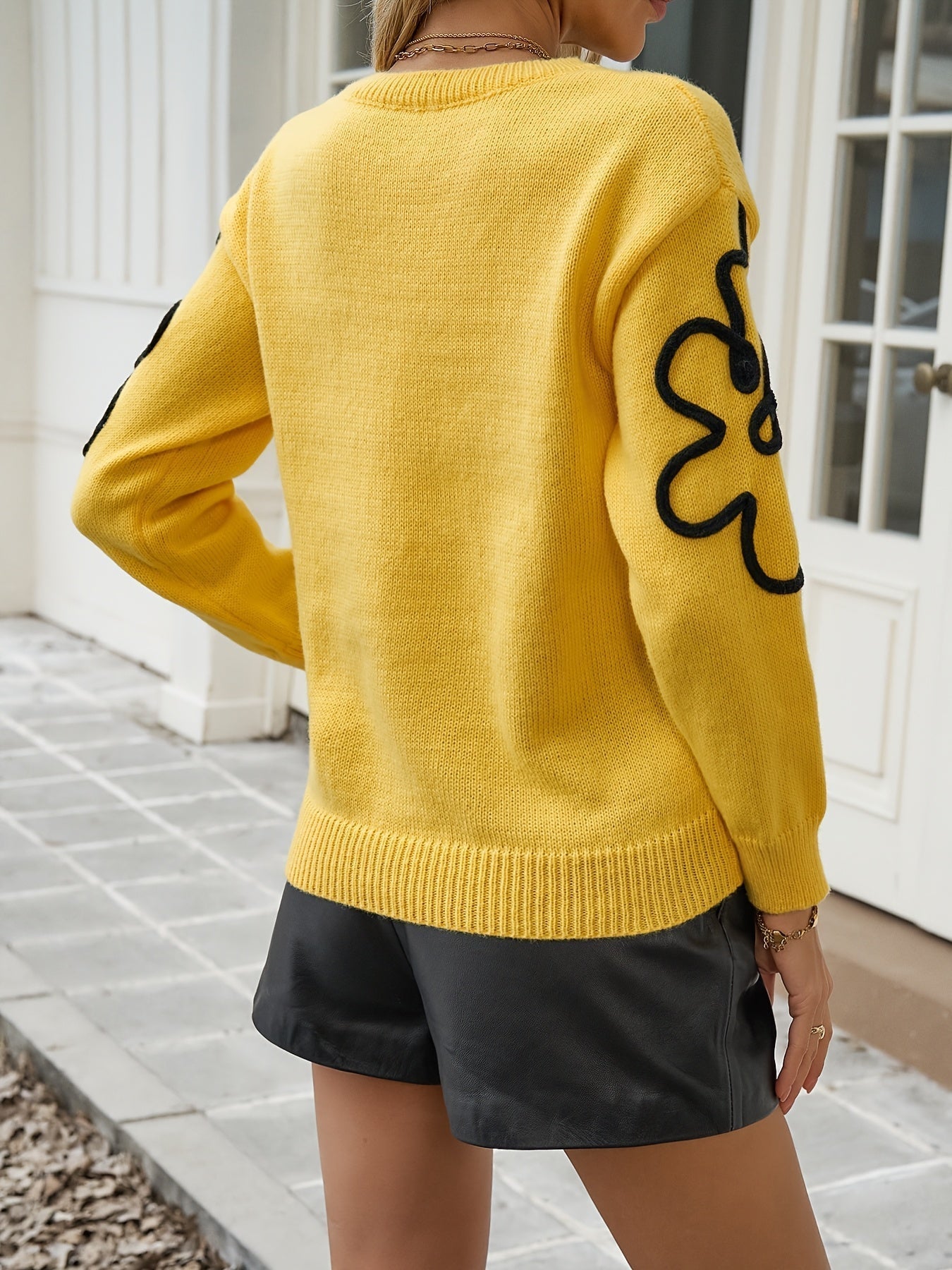 Weicher Pullover mit zarter Blumenstickerei – Produktansicht 2