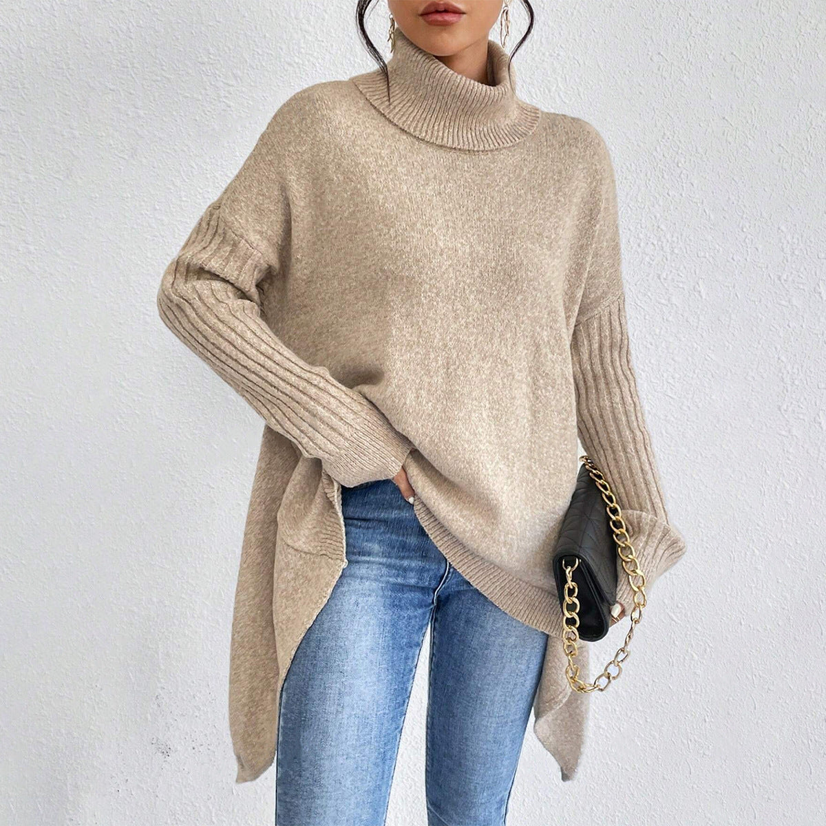 Lässiger Rollkragenpullover mit asymmetrischem Saum – Produktansicht 2
