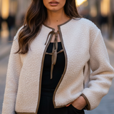 Kurze strukturierte Jacke mit Binddetail – Produktansicht 2