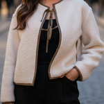 Kurze strukturierte Jacke mit Binddetail – Produktansicht 3