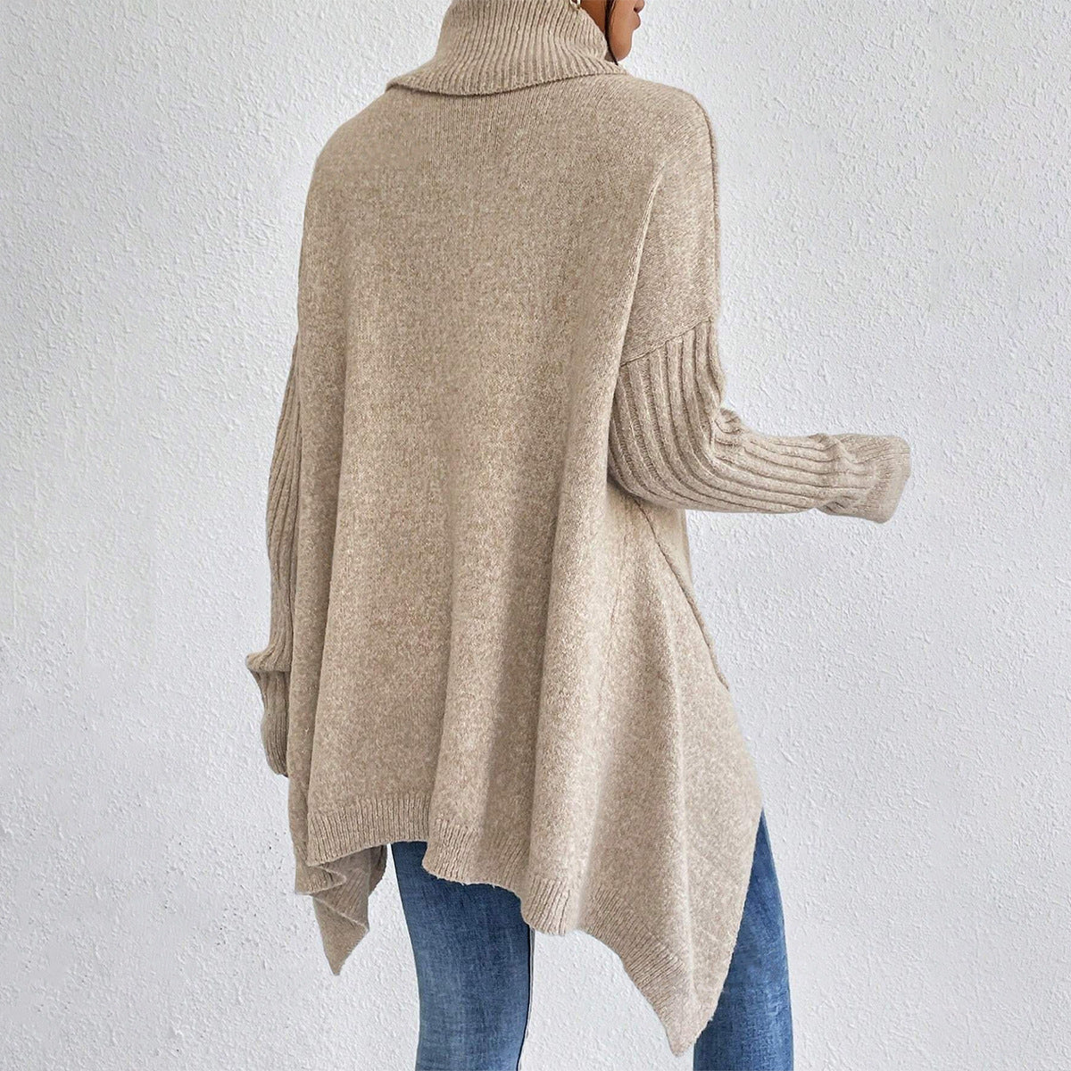 Lässiger Rollkragenpullover mit asymmetrischem Saum – Produktansicht 3