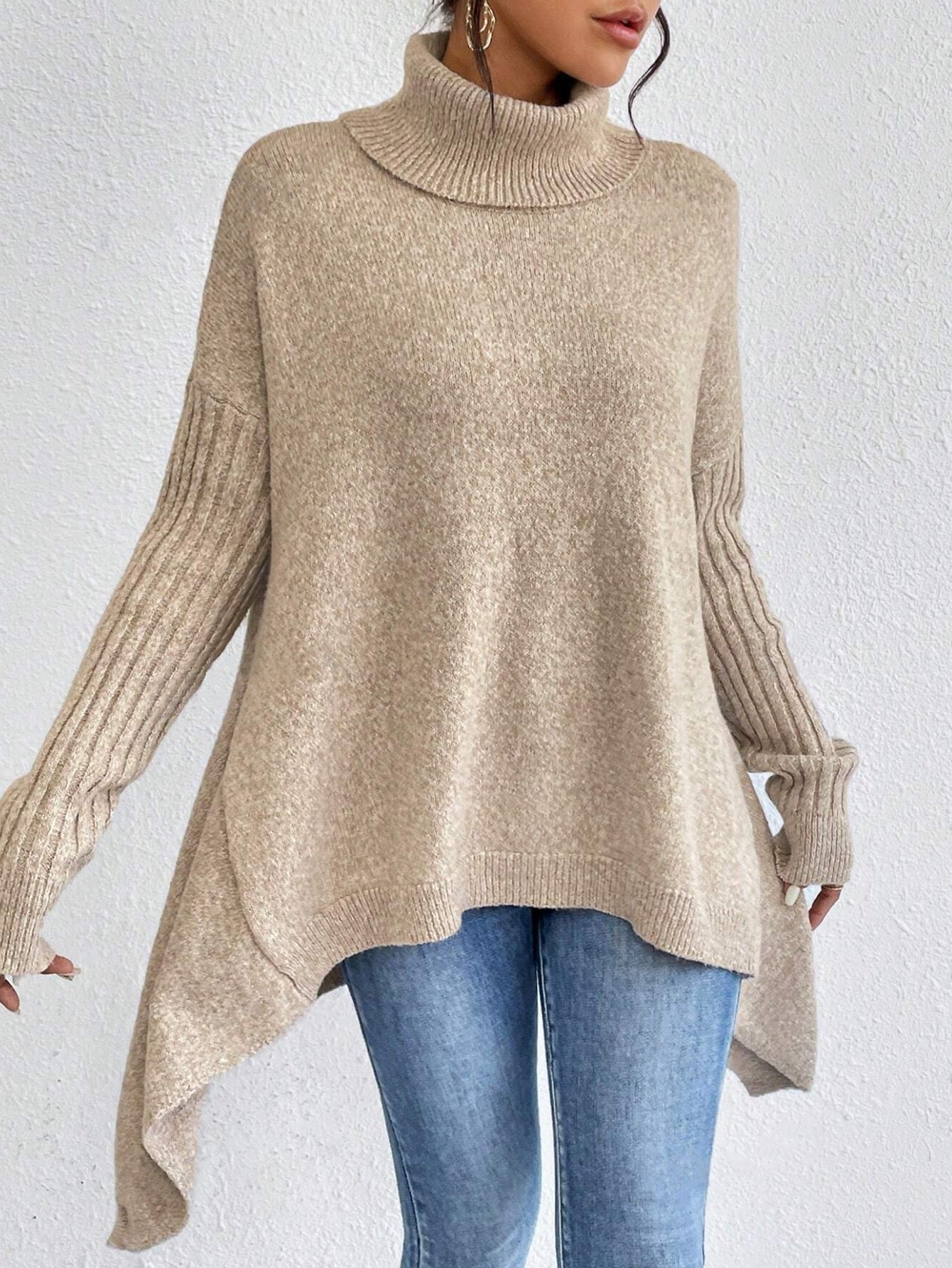 Lässiger Rollkragenpullover mit asymmetrischem Saum – Produktansicht 10